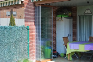 porche con cortina de vidrio recogida