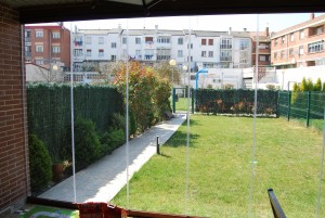 Porche con cortina de vidrio desde dentro