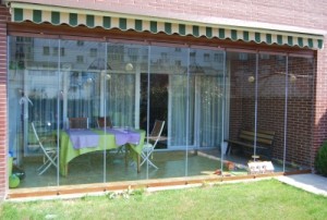 Porche con cortinas de vidrio